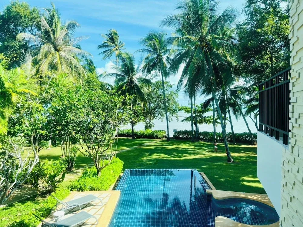 Вилла рядом с пляжем в Amatapura Beach Villa 12