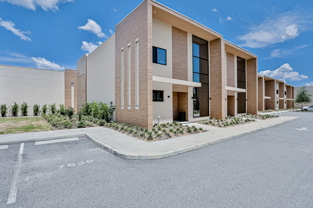 Modern Villa With Patio, Grill, Central AC, Wifi, Shared Pool, Tennis, & gym
