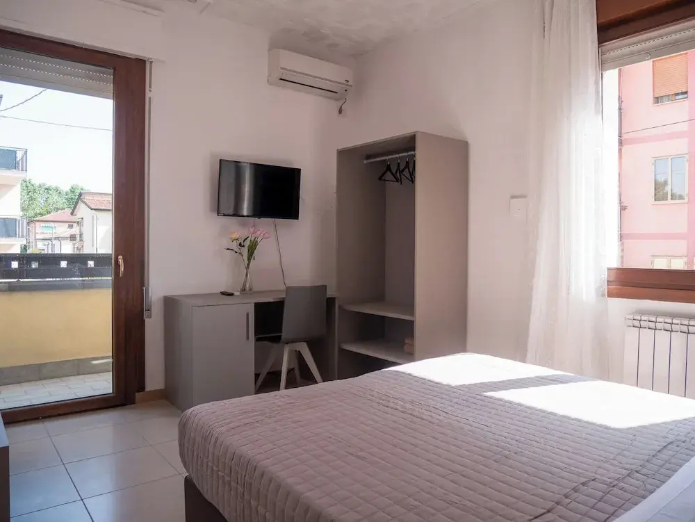 Deluxe Double room with city view (full double bed)