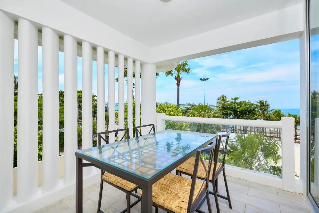 LUXURIOUS APARTMENT at VILLA NAVIN, 30's JOMTIEN BEACH