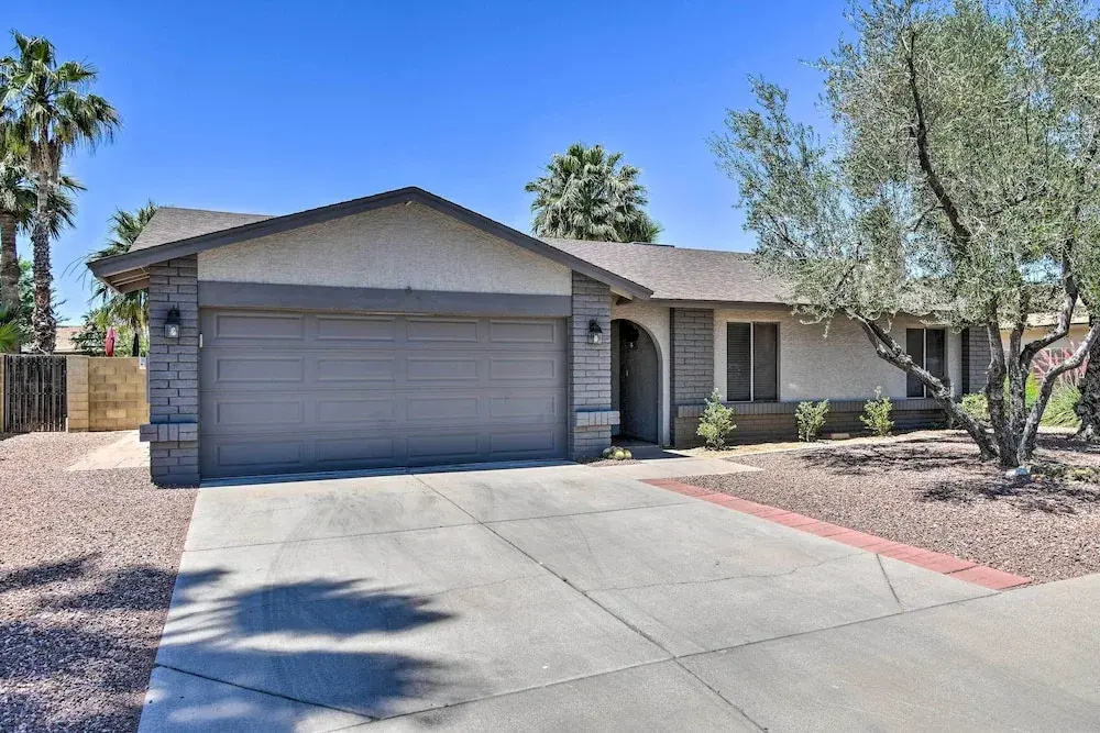 Pool & Putting Green: Scottsdale Family Escape