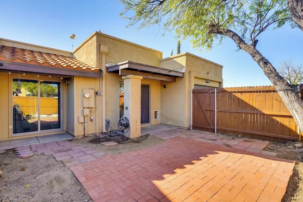 12 Mi to Dtwn Tucson: Tranquil Townhome w/ Office
