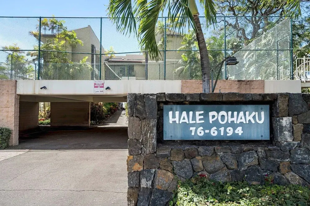 Oceanfront Elegance 2BR w/ Panoramic Views, Pool, Lanai + Concierge - Vrkcv