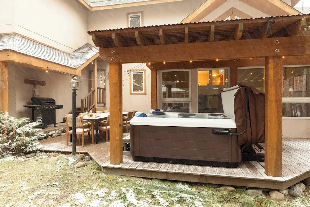 River Rock by Avantstay 8 Bedroom Ski Estate w/ Hot Tub & Movie Theatre 10 Min Walk to Mtn