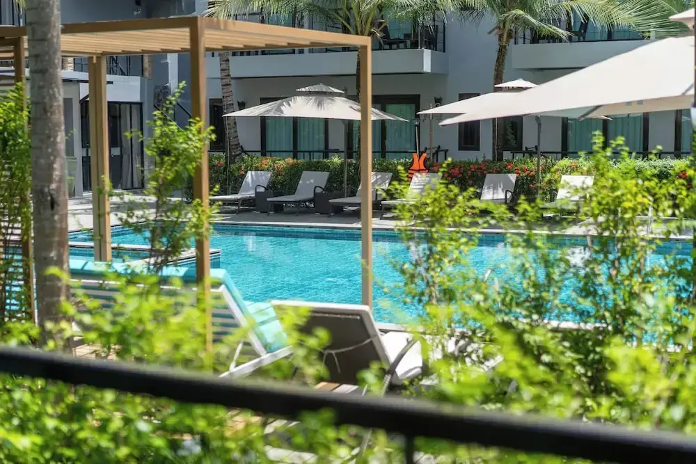 Двухместный номер Premier с балконом и с видом на бассейн двуспальная кровать в Howard Johnson by Wyndham Phuket Naiyang