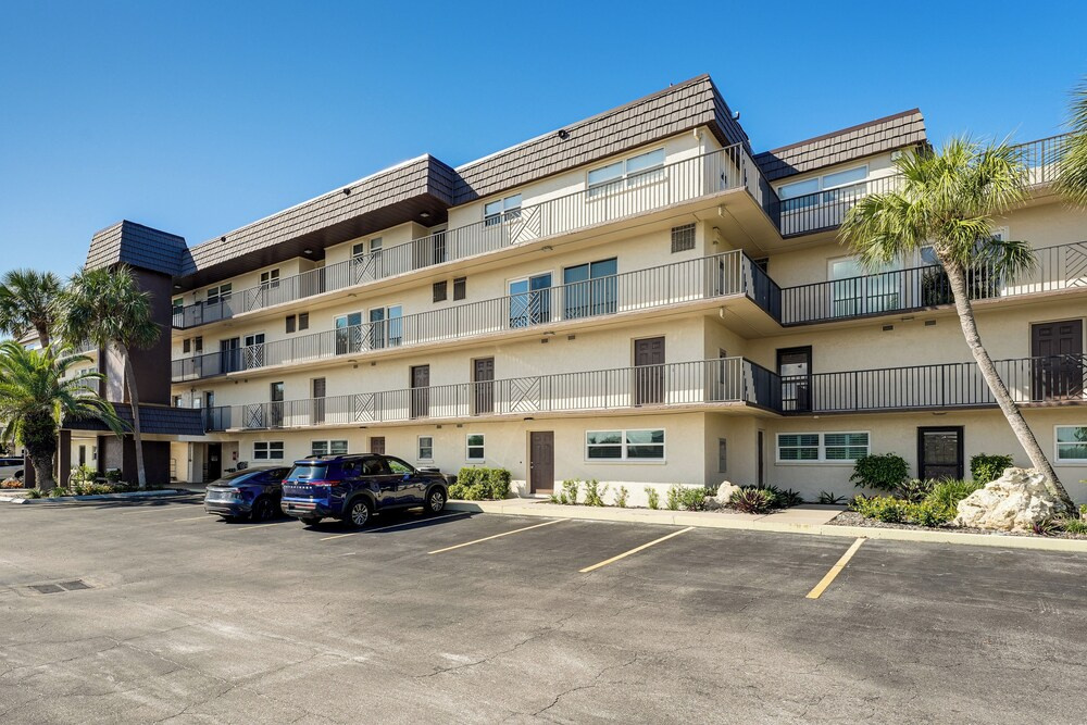 Beachfront! Indian Rocks Beach Condo w/ Balcony