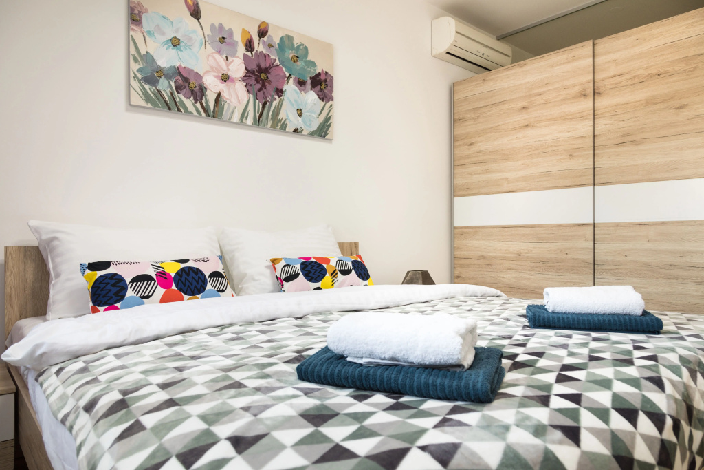 2 bedroom Apt. in the Business Zone- FREE PARKING