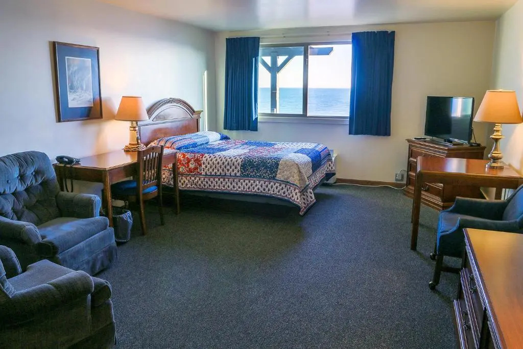 Standard Double room with lake view (full double bed)