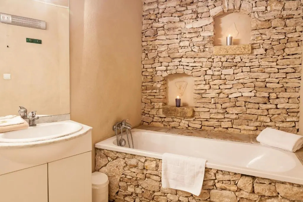 Logis Le Mas Et La Flambee Du Luberon - Chambres