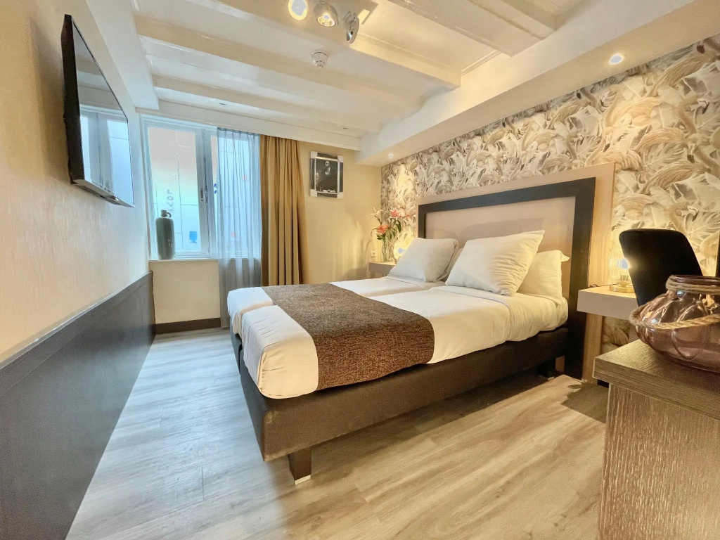 Deluxe Double room (full double bed)