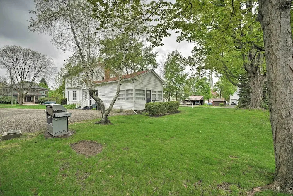 Romantic Country Apt by Lake Erie & Wineries!