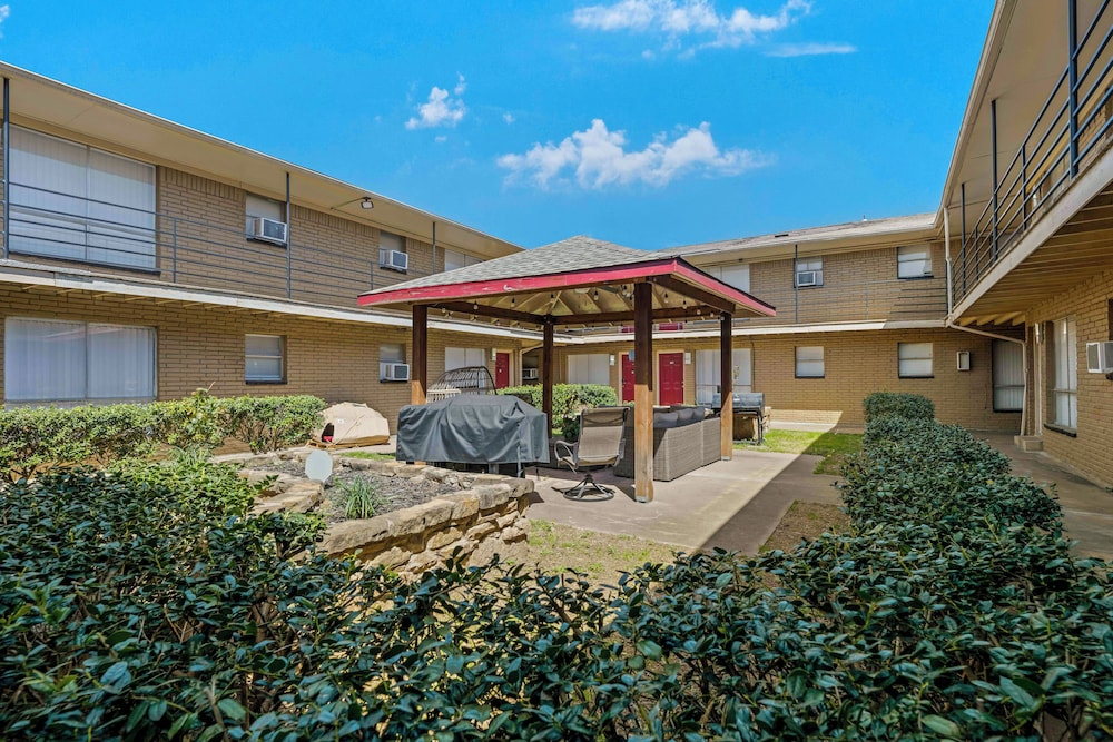 Leandro Apartments