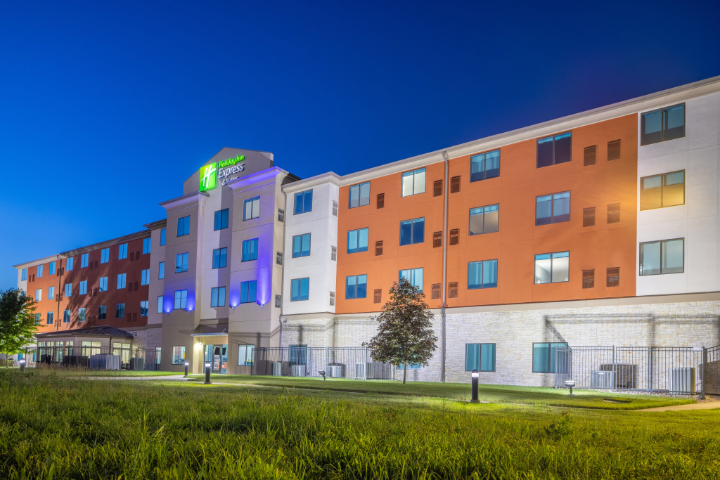Holiday Inn Express and Suites Kansas City Airport by IHG