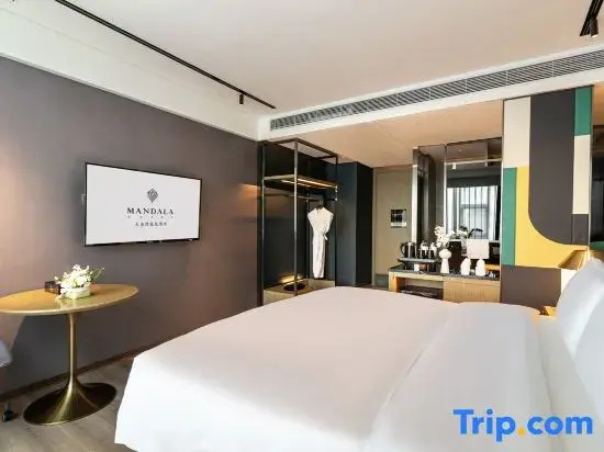 Deluxe Double room with city view (full double bed)