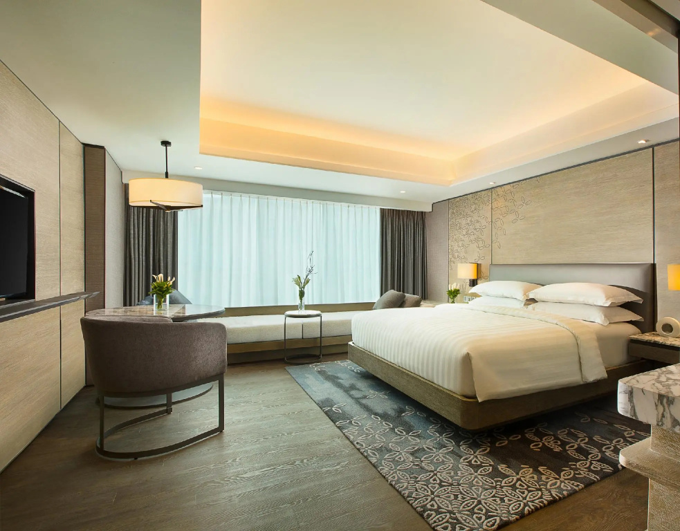 Deluxe Double room with city view (full double bed)
