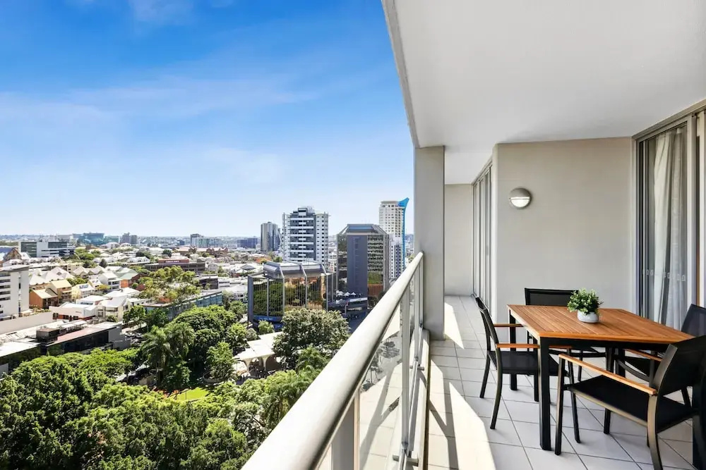 2-bed City Abode With Swimming Pool, Gym & Views