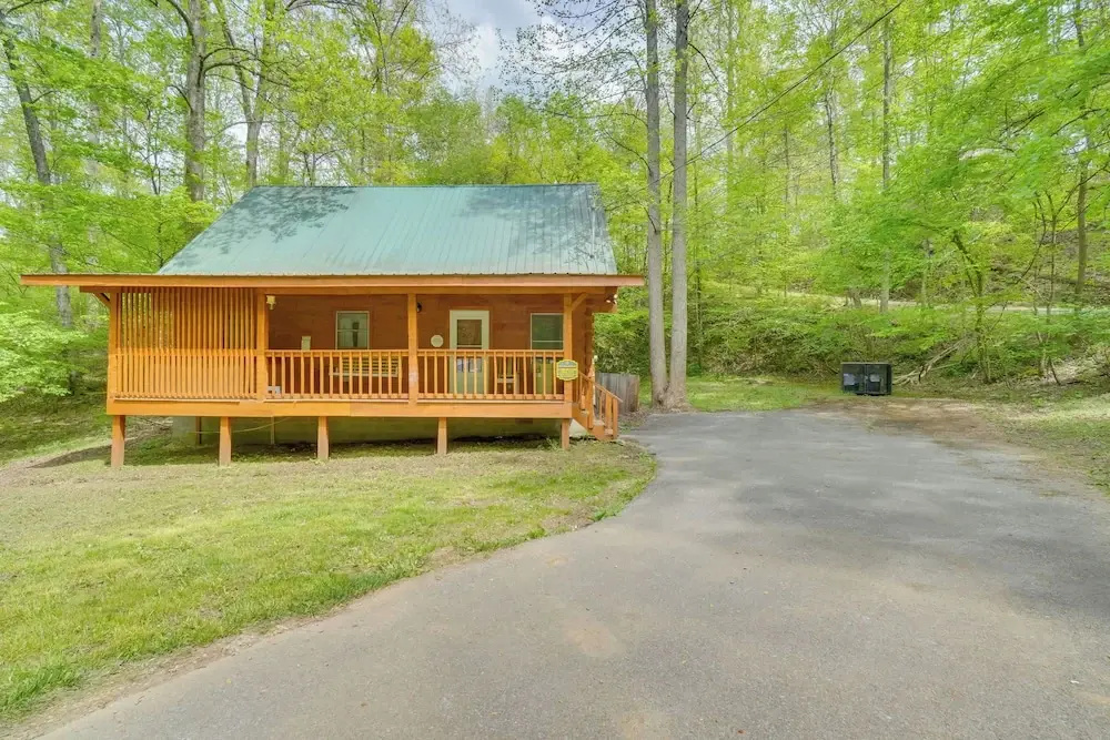 Cabin w/ Hot Tub ~ 6 Mi to Downtown Gatlinburg!