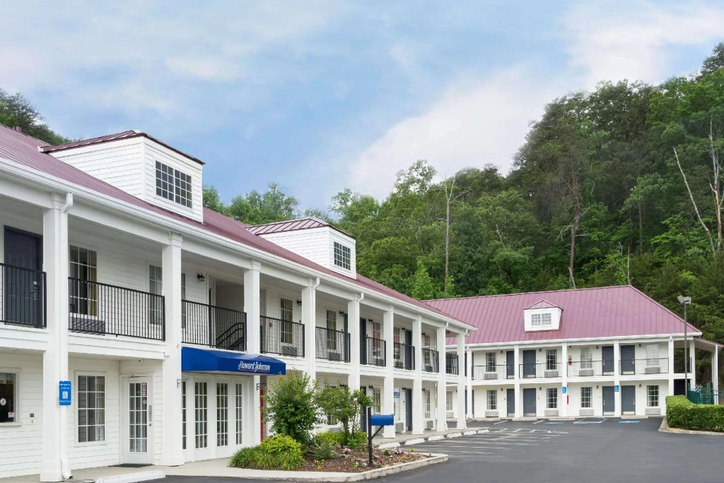 Howard Johnson by Wyndham Dalton Room Type - Standard Double room (full double bed)