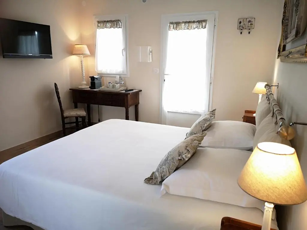 Superior Double room with garden view (full double bed)