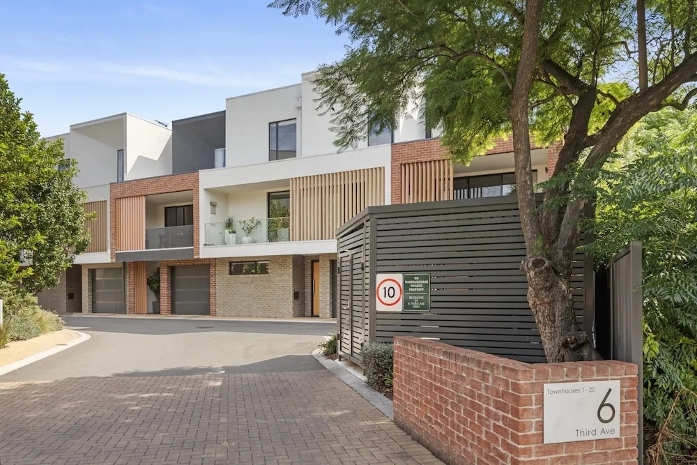 Stylish 3-bed Townhouse Near City Fringe