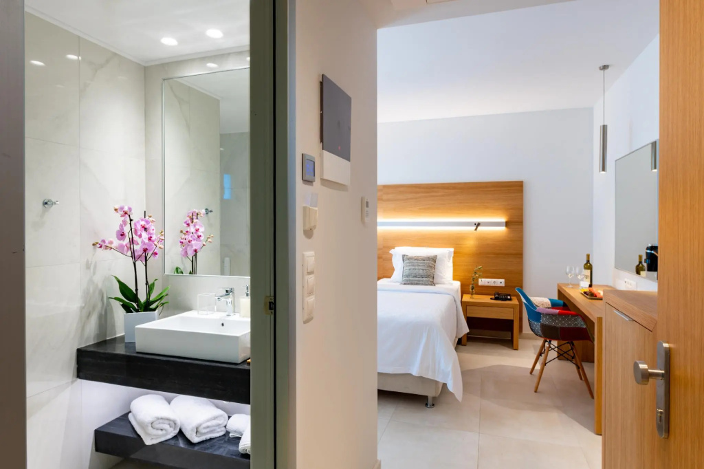 Deluxe Double room with garden view (full double bed)