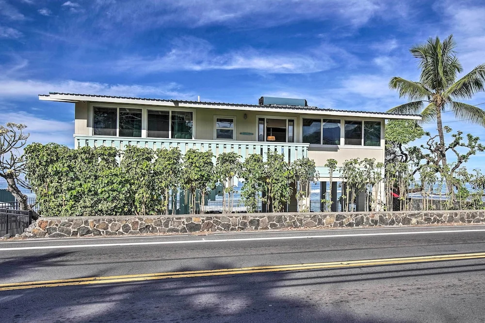 Oceanfront Kona Home w/ Beach Access & Views!
