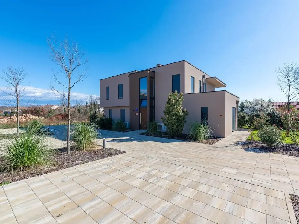Apartment Near Beach With Pool