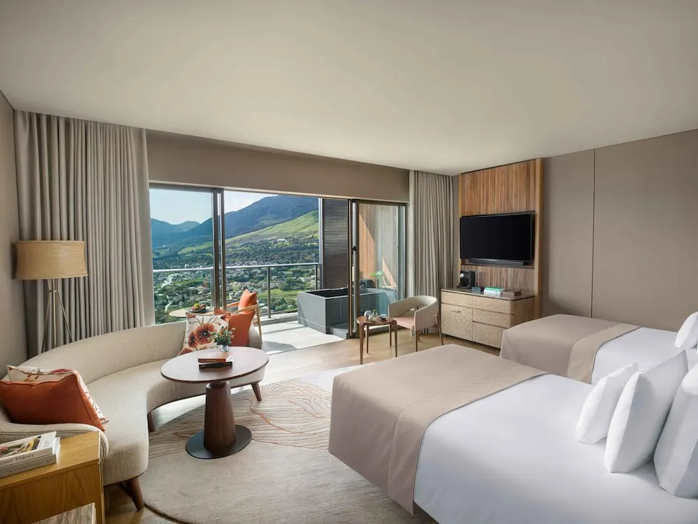 Classic Quadruple Club room with balcony