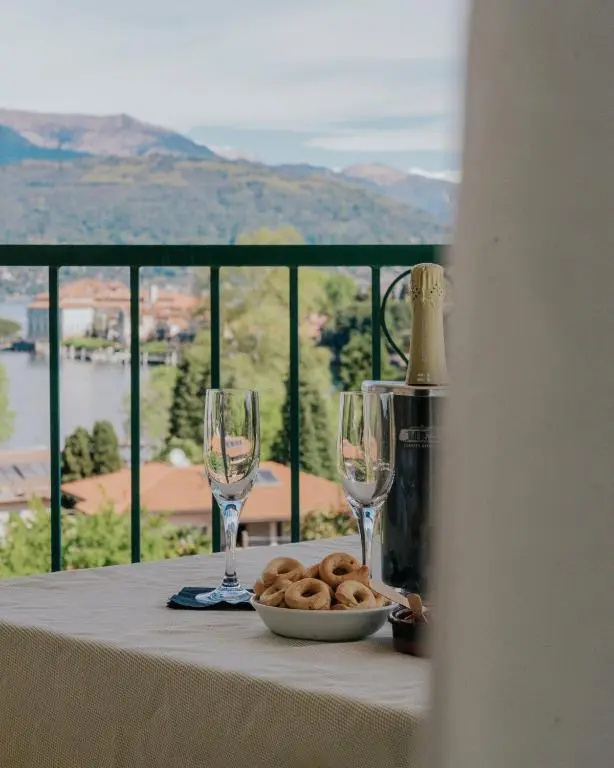 Deluxe Double room with lake view (full double bed)