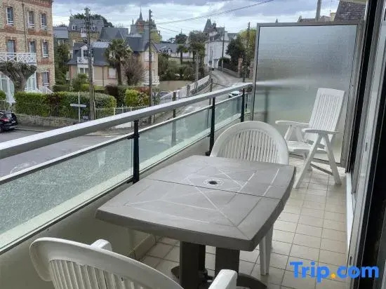 Double Studio with street view (full double bed)