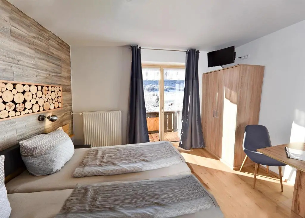 Standard Double room with balcony and with lake view (full double bed)
