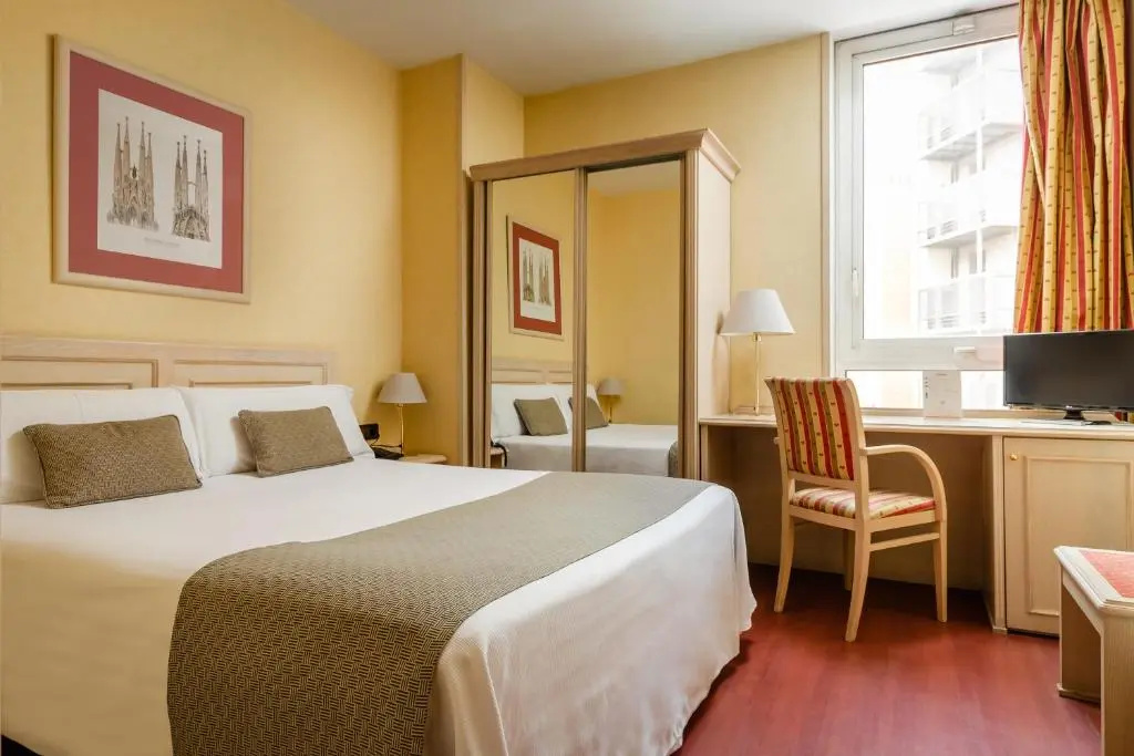 Small Double room (full double bed)