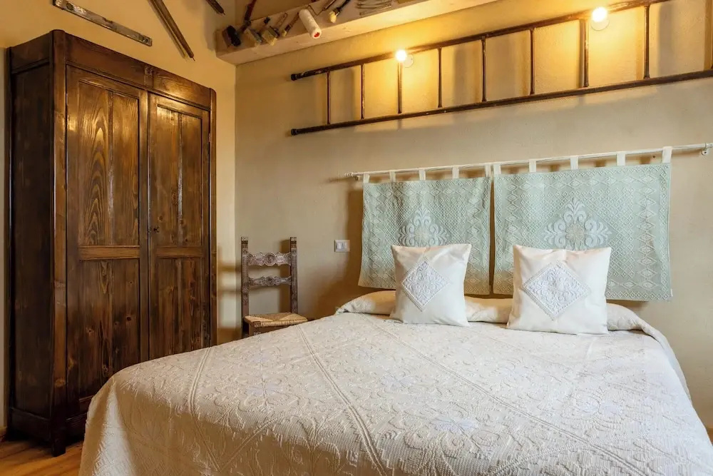 Classic Double room with garden view (full double bed)