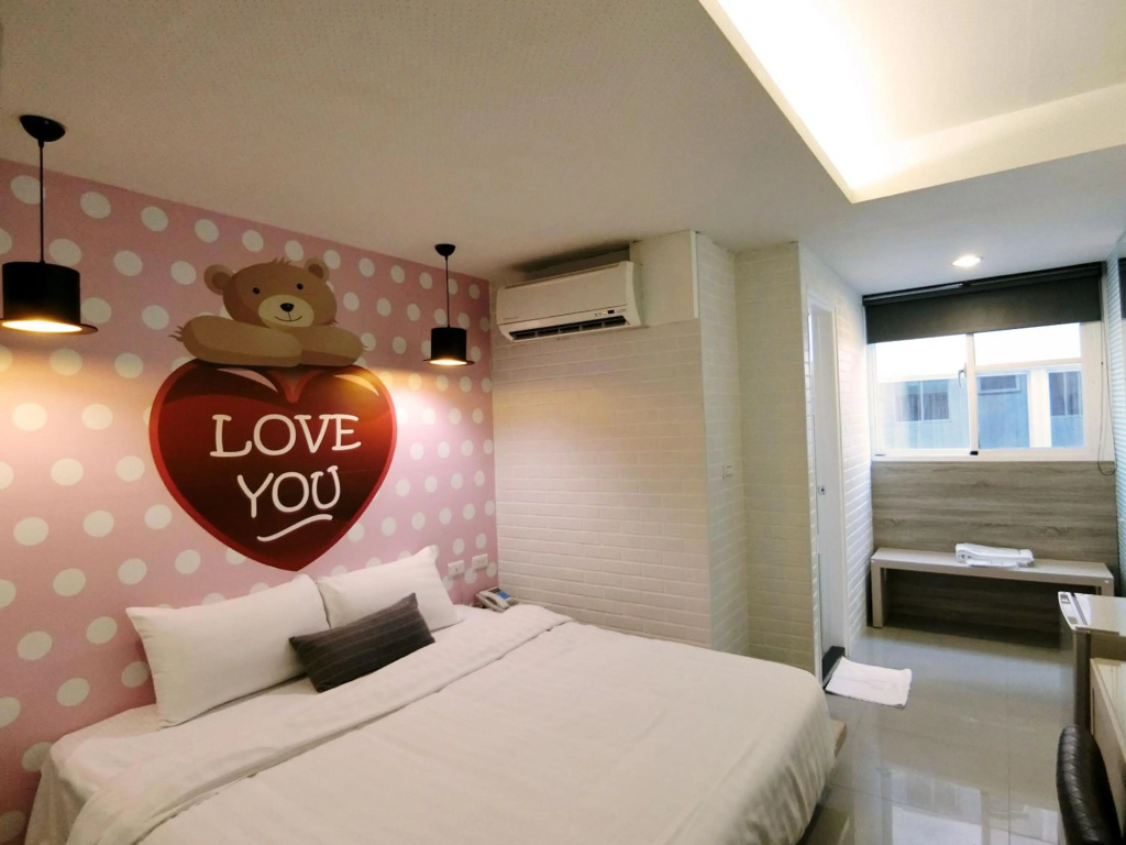 S&E Hotel — 3