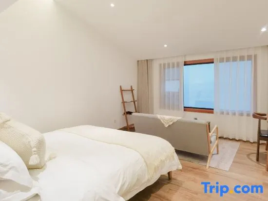 Standard Double room with lake view (full double bed)