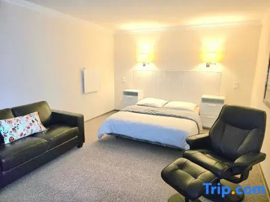 Business Double room (full double bed)