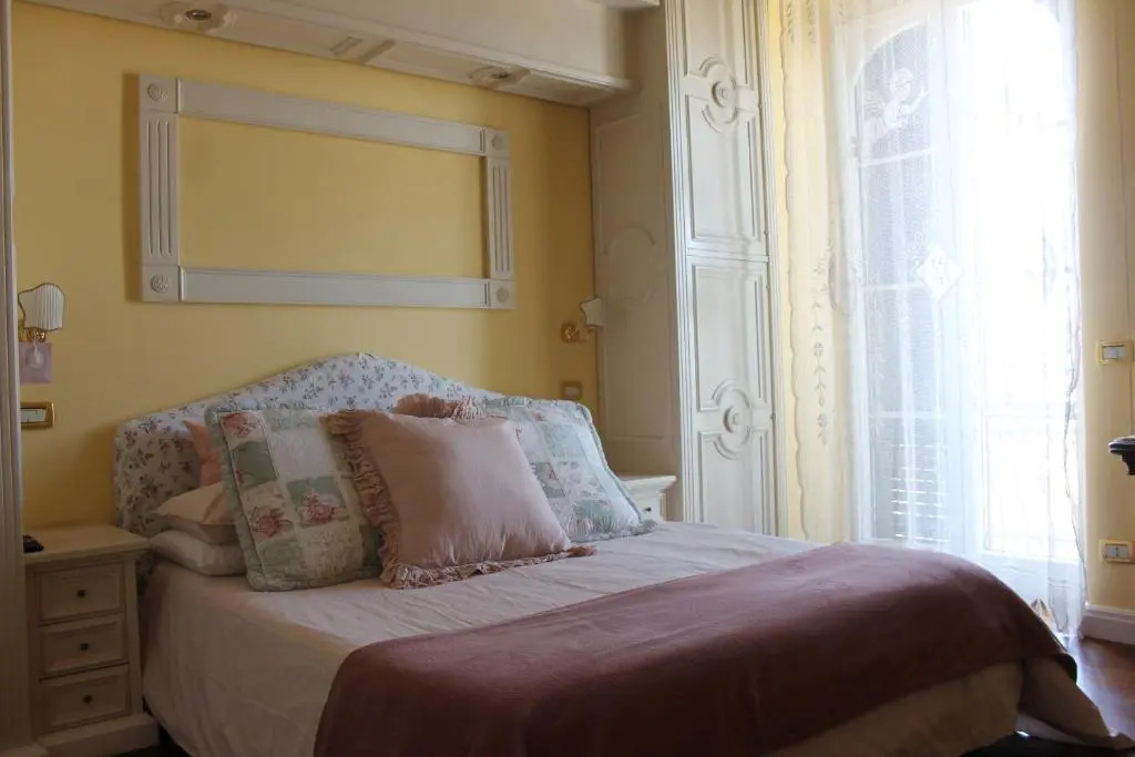 Standard Double room with city view (full double bed)