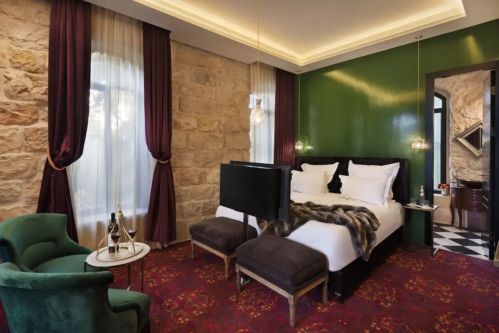 Junior Suite with balcony and with city view