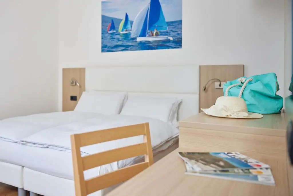 Standard Double room with lake view (full double bed)