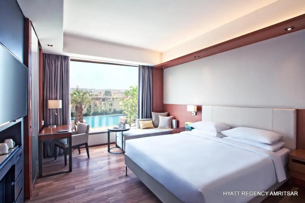 Double room Pool View (full double bed)