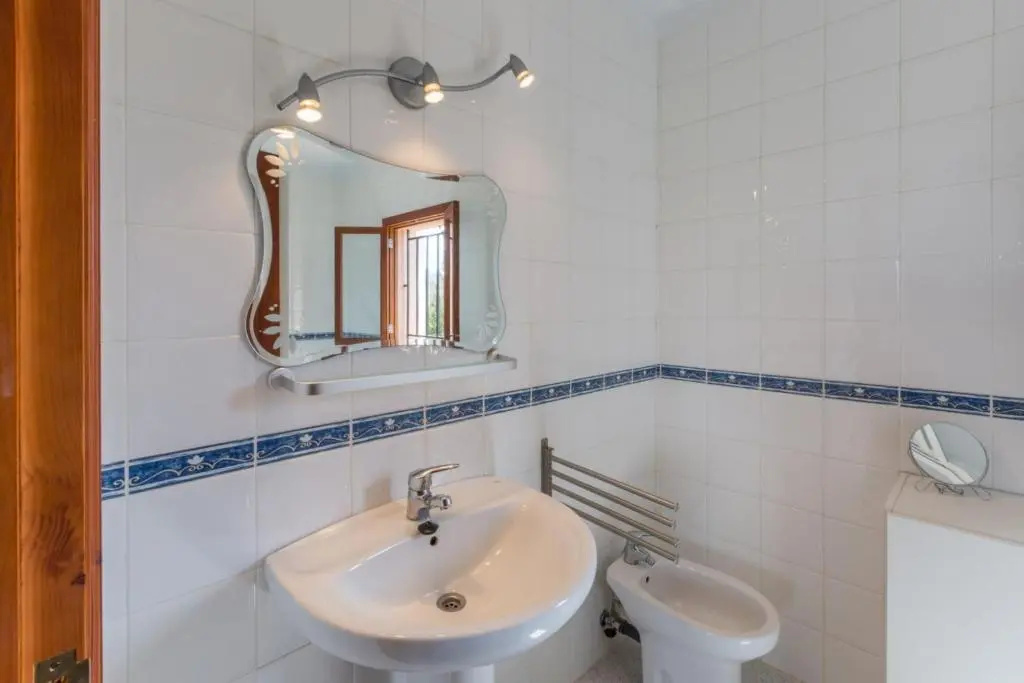 5 Bedrooms Villa