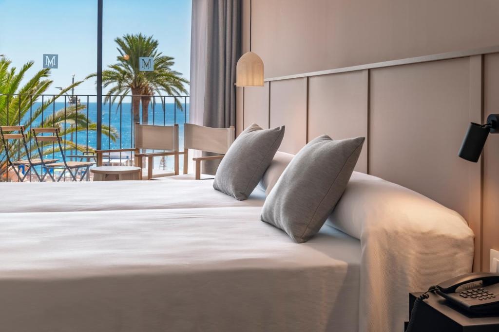 Double room with sea view (full double bed)
