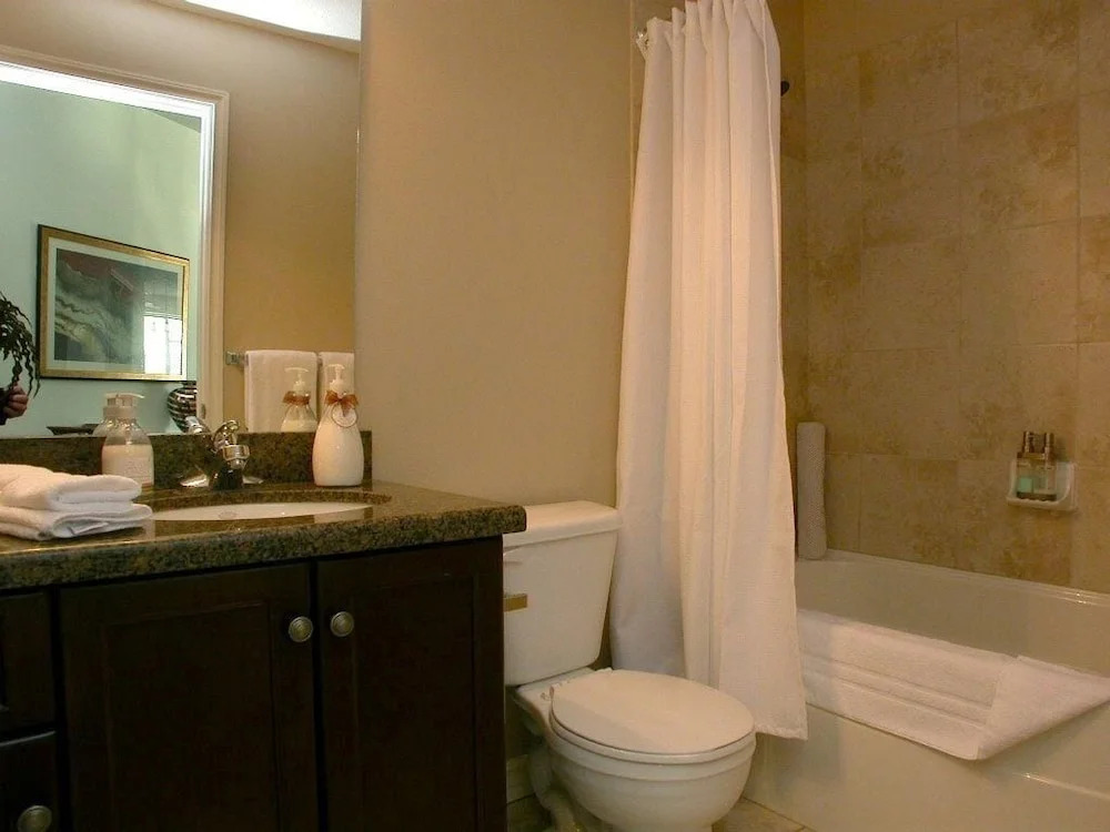 Sunset Waterfront Resort by KelownaGo - фото 7