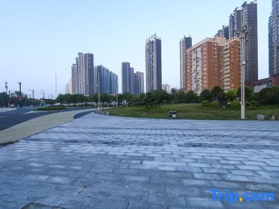 Luohe Yunshe High Altitude View Hotel (Zhujiang Road Food Street Wanda Branch)