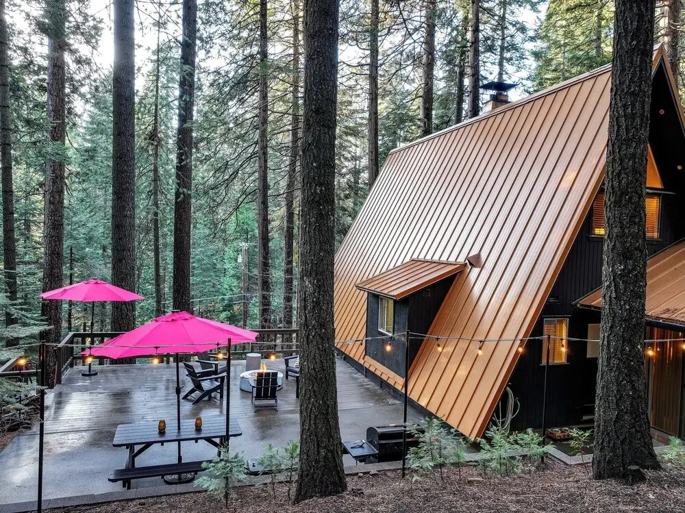 3 Mi to Calaveras Big Trees: Cabin w/ Fire Pit!
