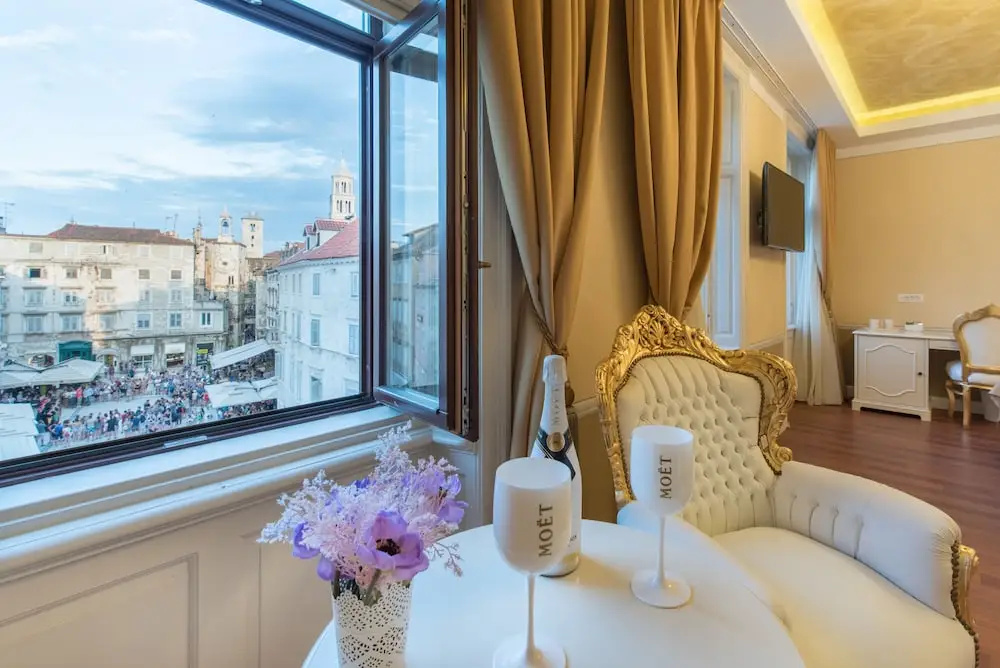 Luxury Double room with city view (full double bed)