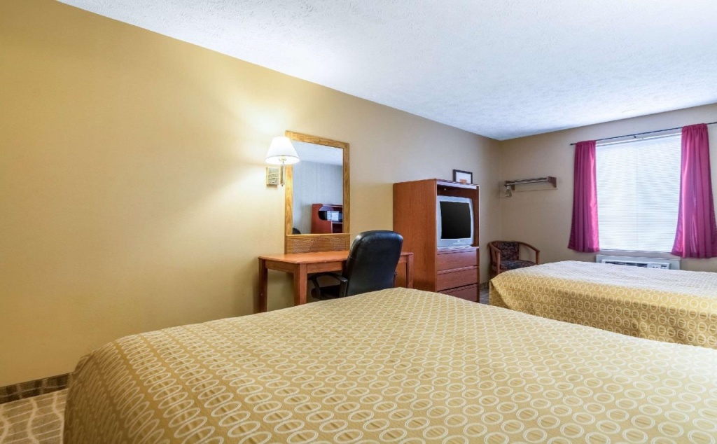 Rodeway Inn — 3