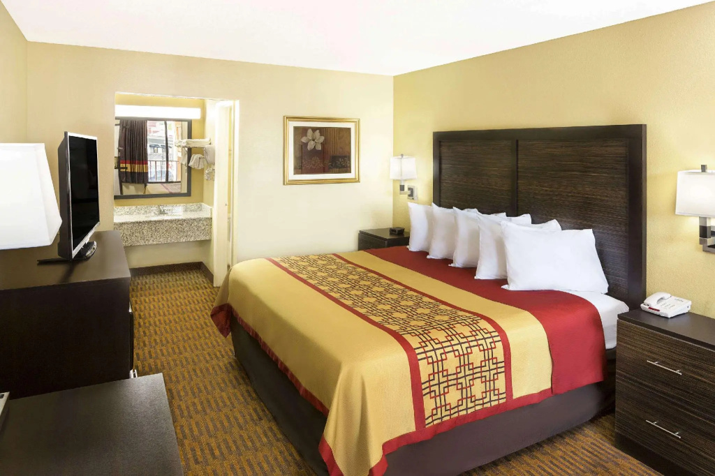 Days Inn by Wyndham Columbus-North Fort Moore Room Type - Standard Double room (full double bed)