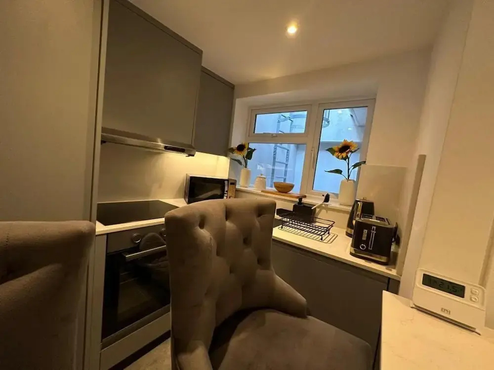 House - Sleeps 4 & Free Parking — фото