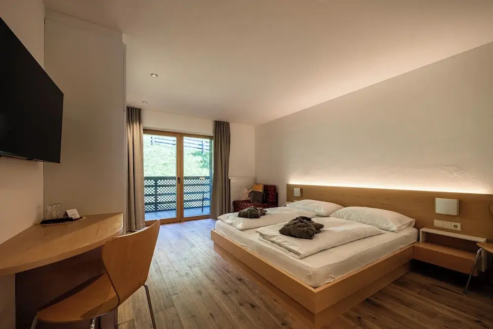 Classic Double room with balcony (full double bed)